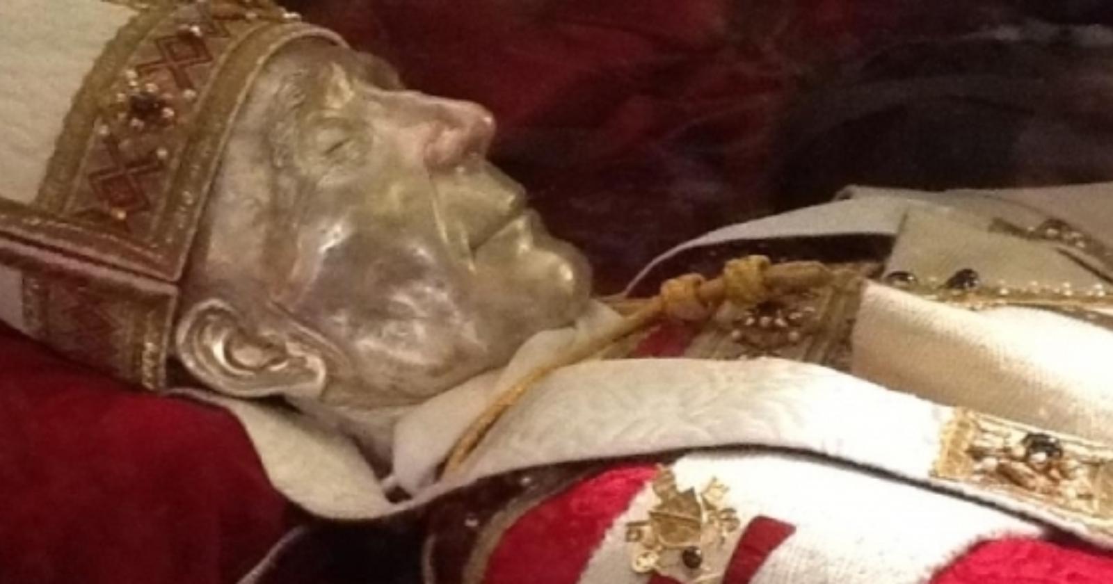 Oggi, 19 maggio, si celebra San Celestino V: il Papa eremita, molisano, del "gran rifiuto" catturato a Vieste