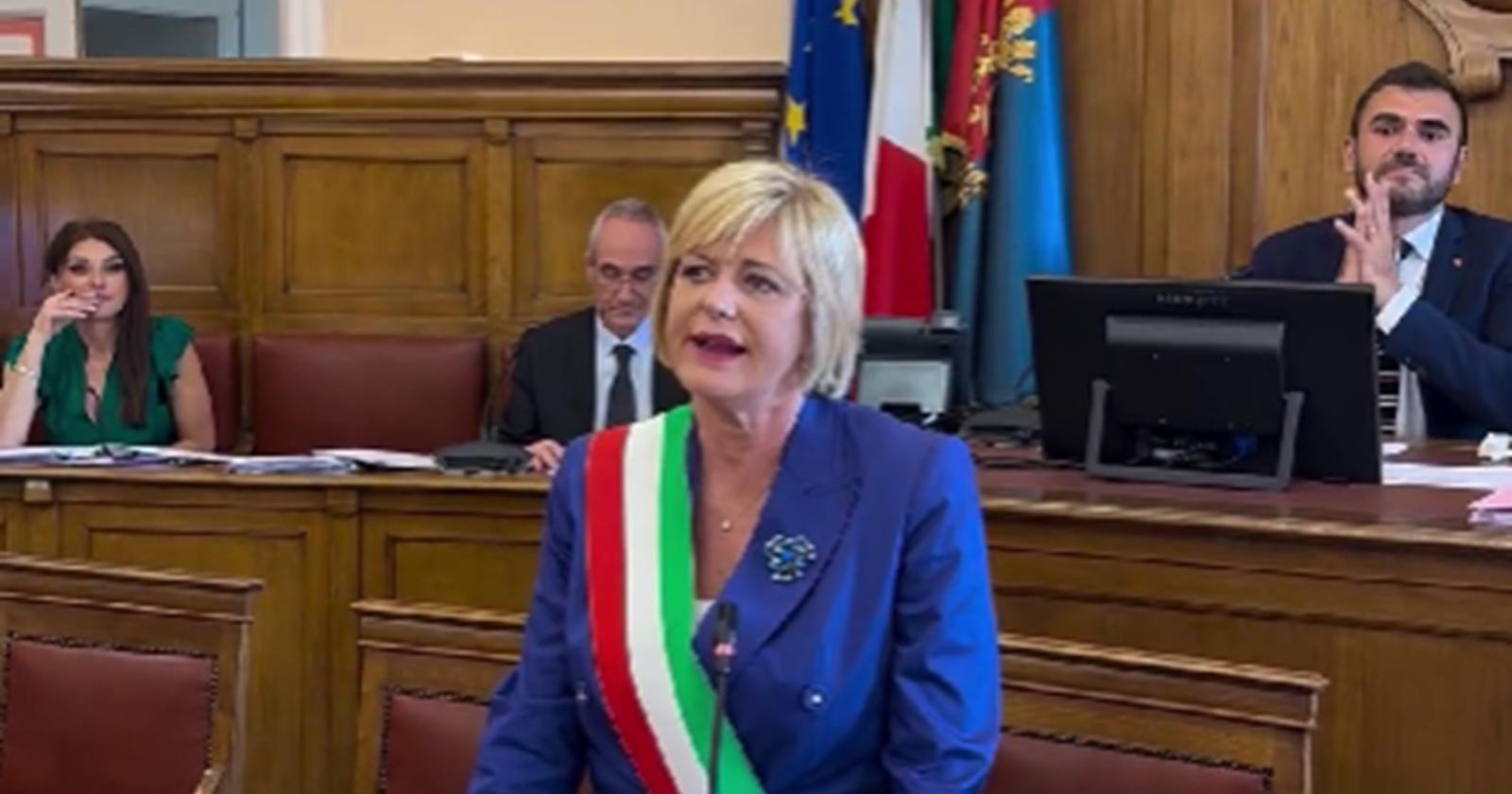 La sindaca di centrosinistra di Campobasso trova sponda nel centrodestra per governare e premia i "soccorritori" con la presidenza del Consiglio