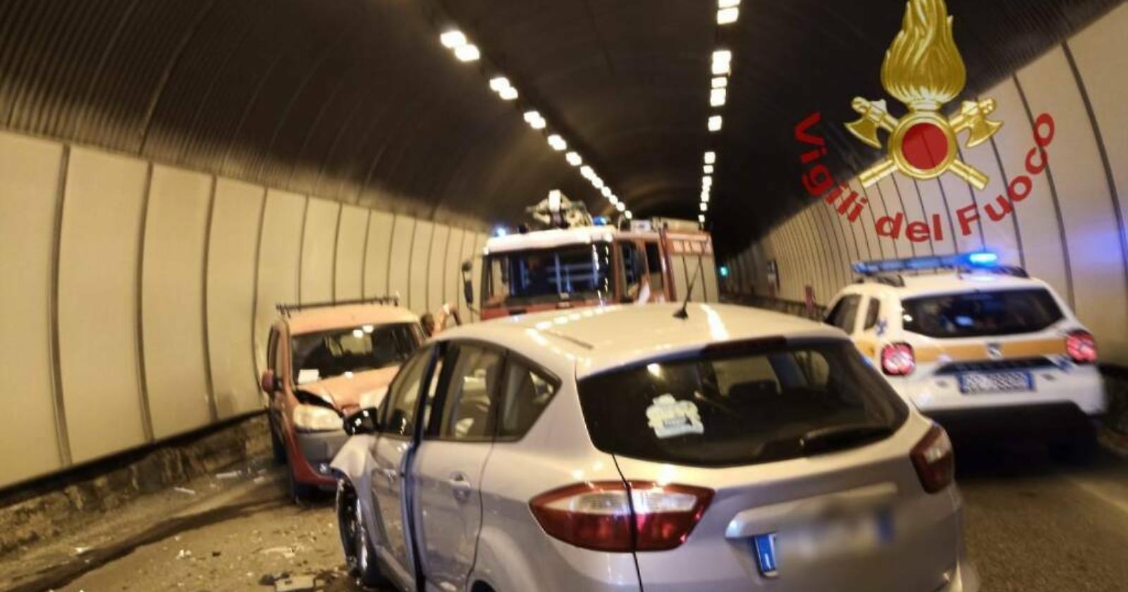 Scontro frontale in galleria: un ferito e traffico in tilt sulla Statale 87