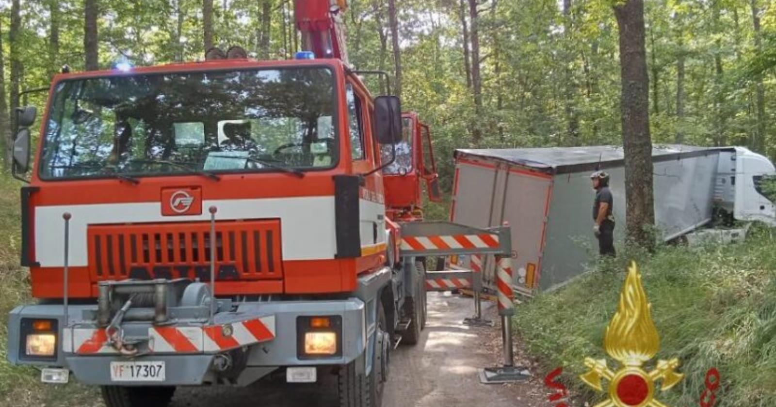 Autoarticolato in Bilico su un Ponte: L'Intervento dei Vigili del Fuoco a Riccia