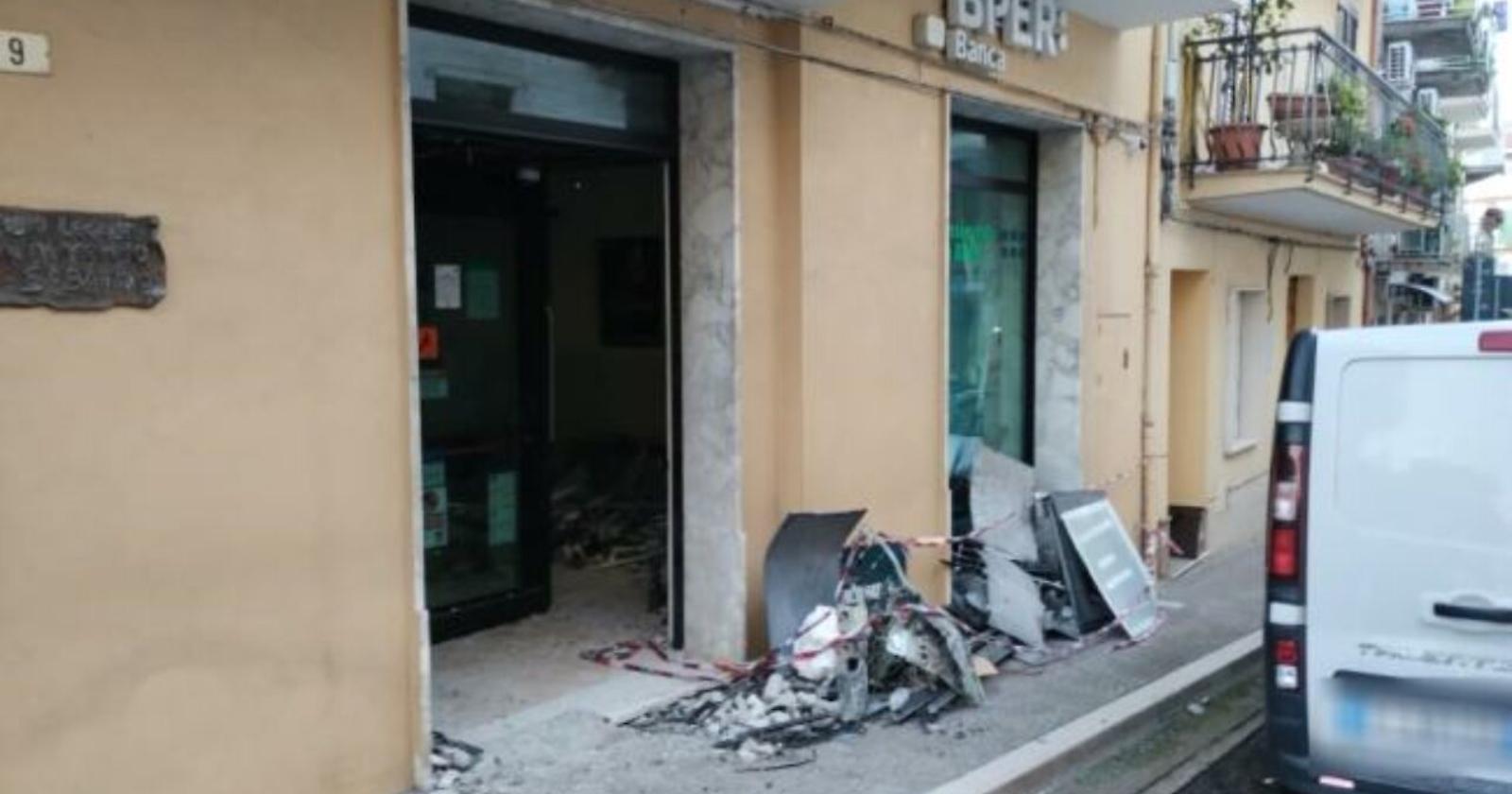 Boato nella Notte: Montenero di Bisaccia Sconvolta dall'Assalto al Bancomat
