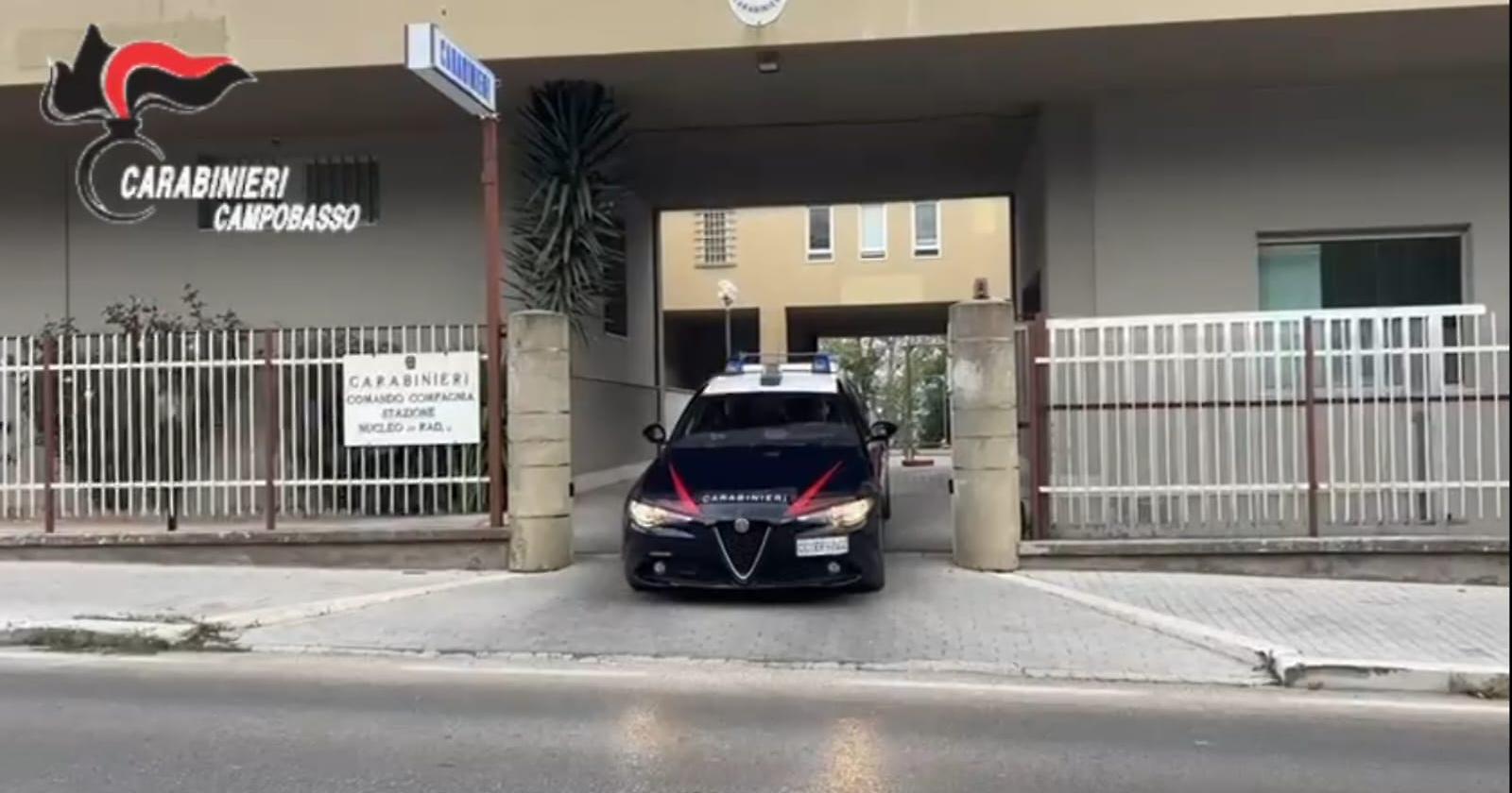 Minaccia di suicidarsi con un coltello davanti la Procura di Larino, i Carabinieri lo bloccano