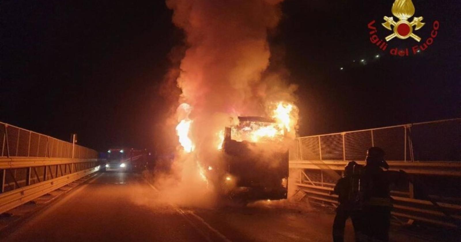 Tragedia Sventata sulla Trignina: Un Autobus in Fiamme e un Autista Eroico