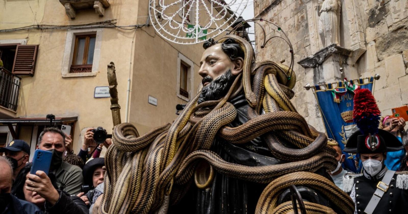 In migliaia in Abruzzo per la festa di San Domenico avvolto dai serpenti