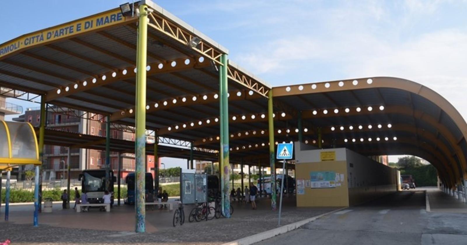 violenza al terminal bus di termoli: un caso di coraggio e giustizia 