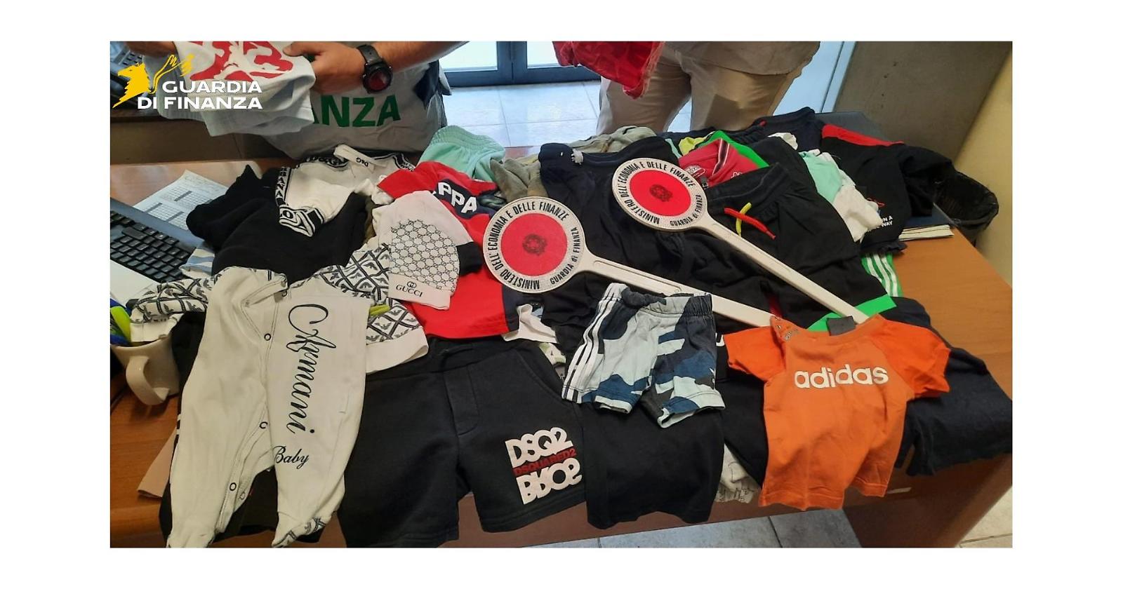 La Guardia di Finanza di Isernia sequestra 105 capi di abbigliamento contraffatti per bambini 