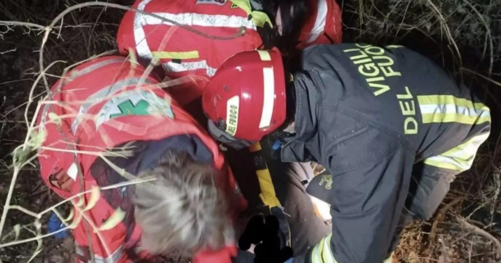 si ribalta con l&rsquo;auto e si perde nel bosco a cercemaggiore: i vigili del fuoco lo rintracciano e lo salvano