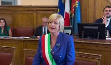 La sindaca di centrosinistra di Campobasso trova sponda nel centrodestra per governare e premia i "soccorritori" con la presidenza del Consiglio