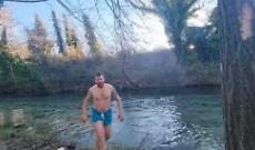 Capodanno a tuffo nel Volturno, così il Molise inizia a nuotare nel 2025
