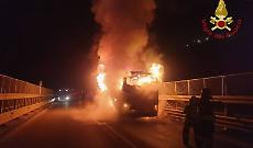 Autobus in fiamme sulla Trignina, autista salvo per miracolo