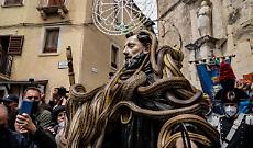 In migliaia in Abruzzo per la festa di San Domenico avvolto dai serpenti