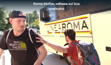 Molise senza treni: da Roma a Campobasso un solo autobus-diligenza per Ferragosto, l'assalto da indiani dei malcapitati passeggeri