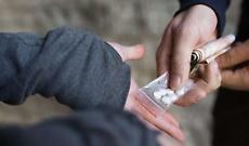 Una famiglia in crack, con i figli usati per consegnare droga a domicilio