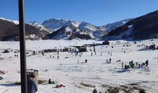 La neve mordi e fuggi tra Capracotta e Campitello