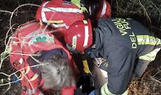 Si ribalta con l&rsquo;auto e si perde nel bosco a Cercemaggiore: i Vigili del Fuoco lo rintracciano e lo salvano