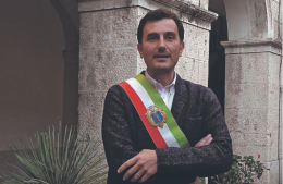 Il sindaco di Isernia Castrataro continua a rotolare nel burrone, perdendo l'8,7% dei consensi