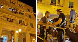 La  spettacolare serenata del sindaco di Vasto su una gru la sera prima delle nozze