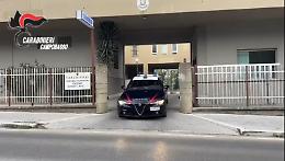 Minaccia di suicidarsi con un coltello davanti la Procura di Larino, i Carabinieri lo bloccano