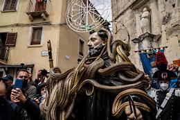 In migliaia in Abruzzo per la festa di San Domenico avvolto dai serpenti