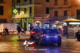 Sfonda di notte la porta dell'abitazione dell'ex convivente e l'aggredisce: arrestato 42enne di Oratino