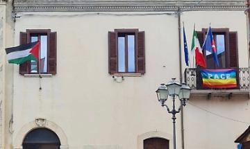 Macchiagodena issa la bandiera della Palestina: "Basta orrori contro bambine e bambini a Gaza"