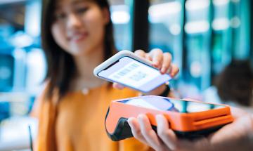 Un futuro cashless in Italia? Come cambia la vita quotidiana tra micropagamenti e identità digitale