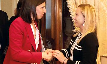 A Rocchetta a Volturno un tè per capire l'Italia di “Re Giorgia” Meloni e de “L’Imprevista” Schlein