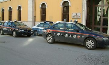 Evade dai domiciliari e aggredisce un 42enne in piazza a Campodipietra: arrestato