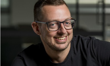 Algoritmo in comando: perch&eacute; delegare la voce della tua azienda all'AI pu&ograve; indebolire il posizionamento