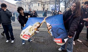 Referendum, in piazza a Roma per il "No": bruciati manifesti con Meloni, Nordio e Netanyahu