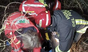 Si ribalta con l&rsquo;auto e si perde nel bosco a Cercemaggiore: i Vigili del Fuoco lo rintracciano e lo salvano