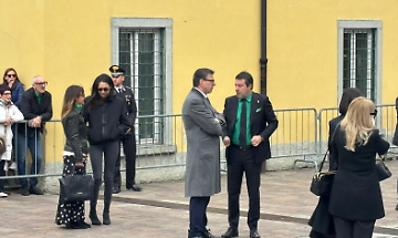 Salvini contestato ai funerali di Bossi: &laquo;Molla la camicia verde&raquo;. Applausi per Zaia