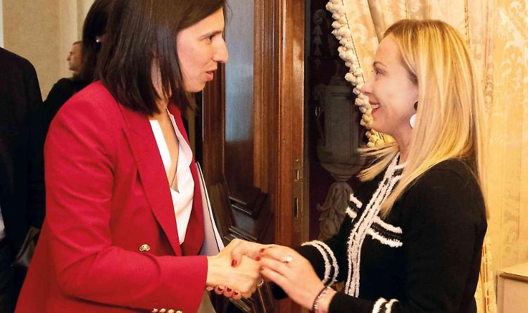 A Rocchetta a Volturno un tè per capire l'Italia di “Re Giorgia” Meloni e de “L’Imprevista” Schlein