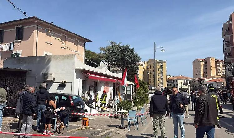 Crollo al Caf&eacute; de Paris di Termoli: il barista salvo per miracolo
