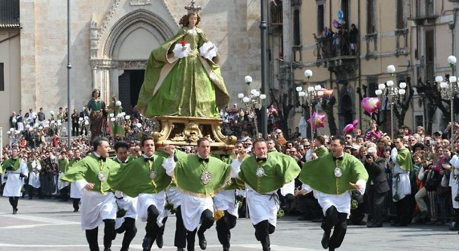 Tutto l'Abruzzo corre dietro alla "Madonna che scappa"